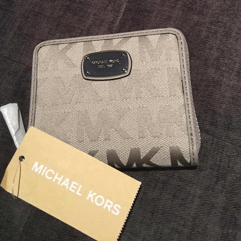 Michael Kors Light Grey Wallet (small)
