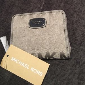 Michael Kors Light Grey Wallet (small)
