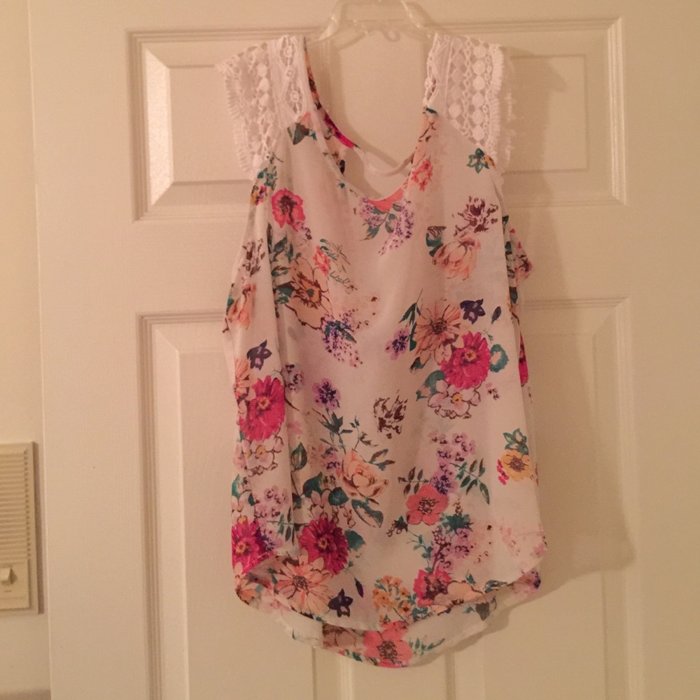 Fun Semi-sheer floral lace sleeve top Large/Medium