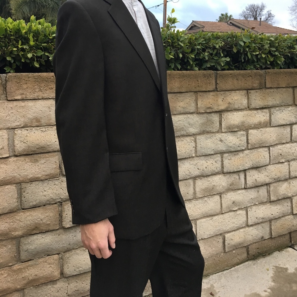 Suits - Picture 3 of 6