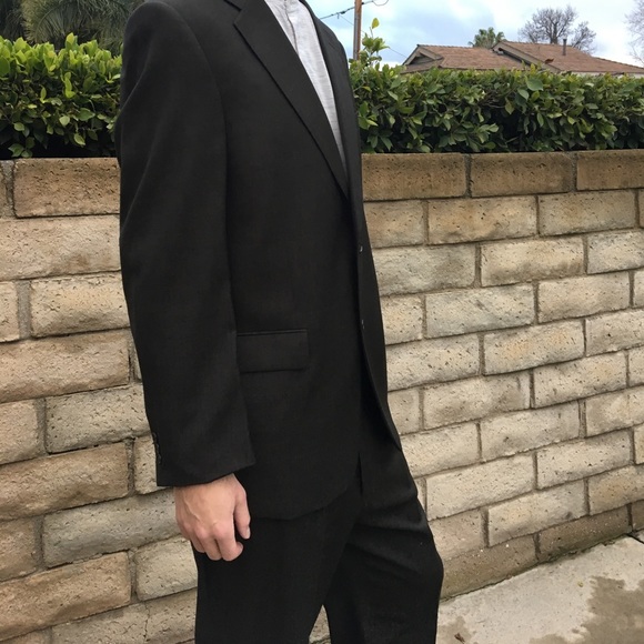 Suits - Picture 3 of 6