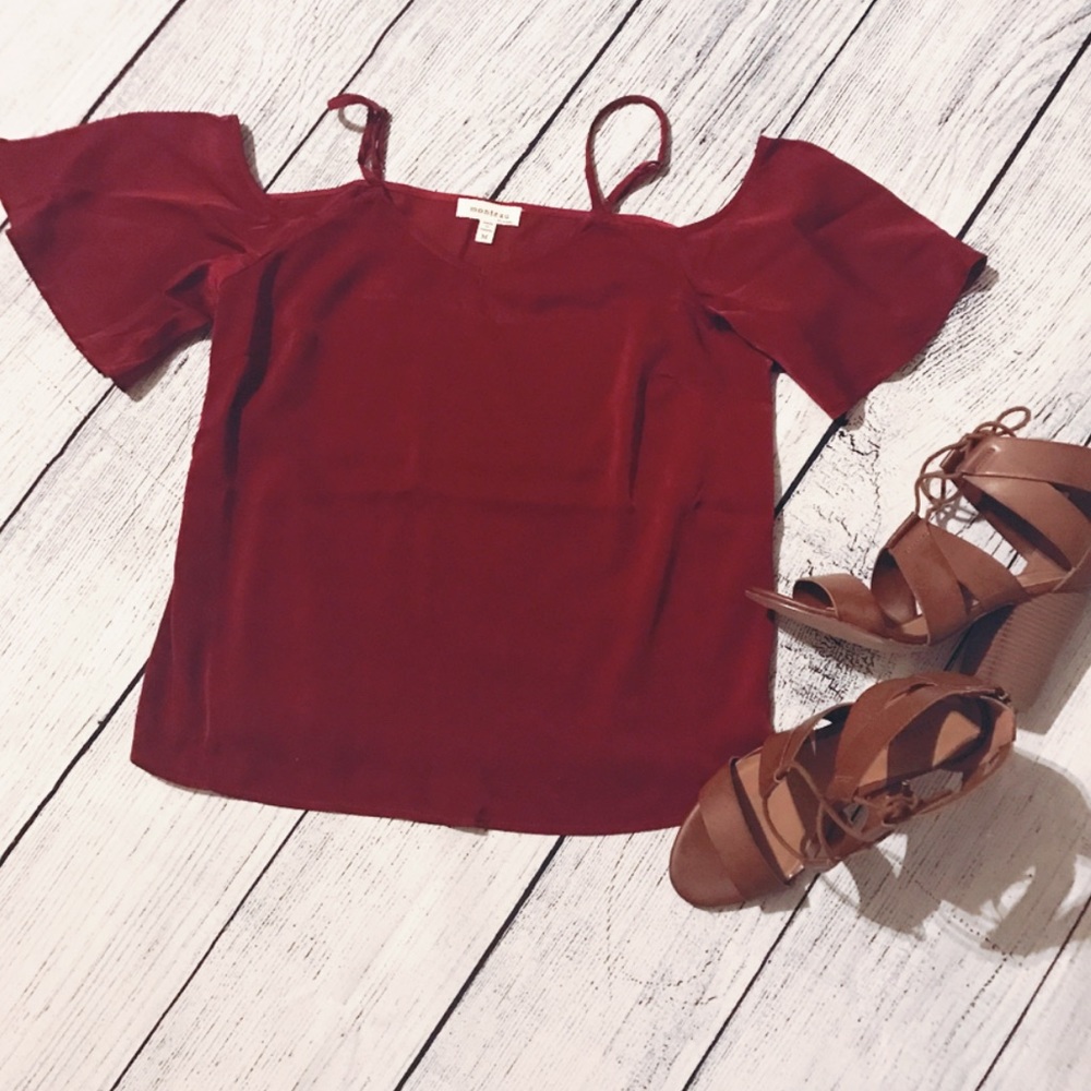 ❤️Cold Shoulder Maroon Top (velvet like material)