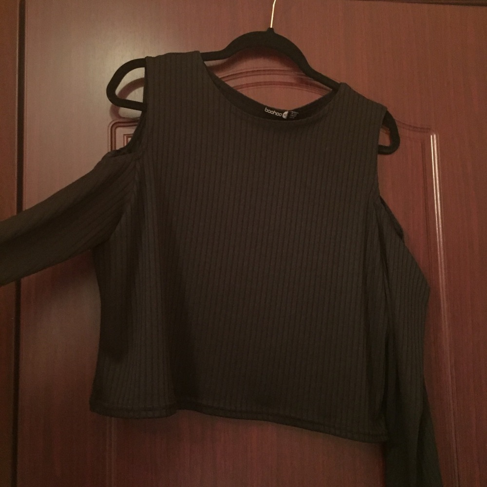 Open shoulder cropped knit top