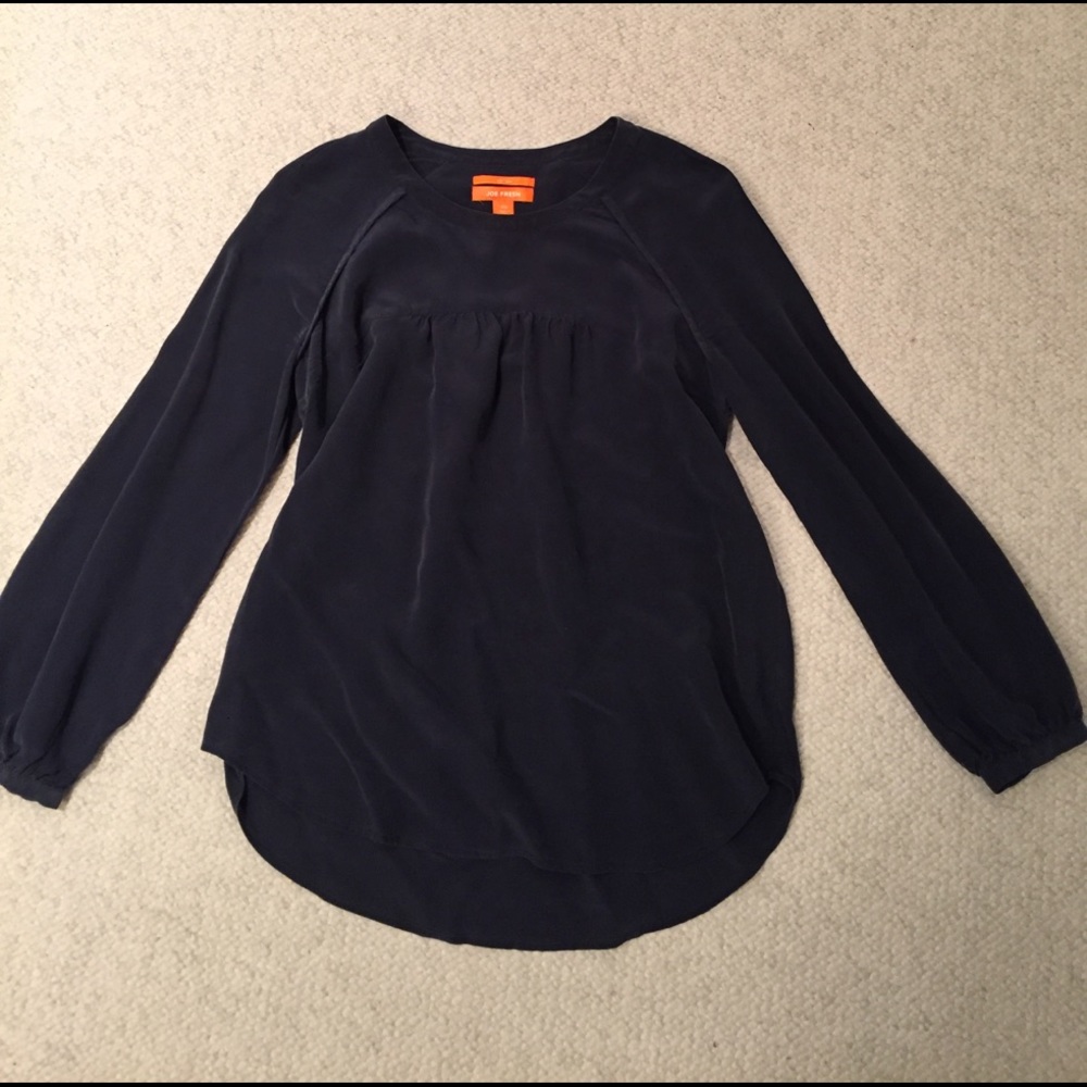 Gathered sleeve, round bottom, silk tunic top.