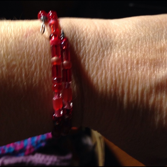 Wrap bracelet .red glass beads, memory wire - Picture 2 of 2