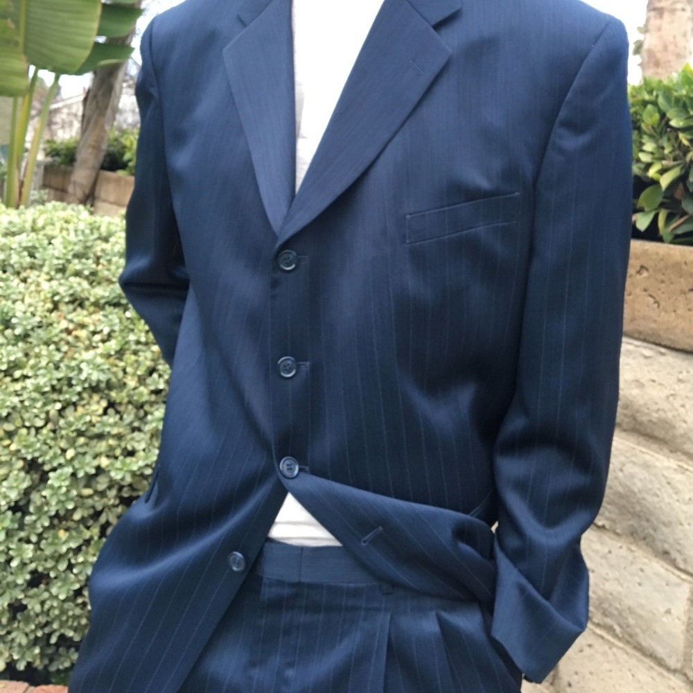 Suits - Picture 5 of 7