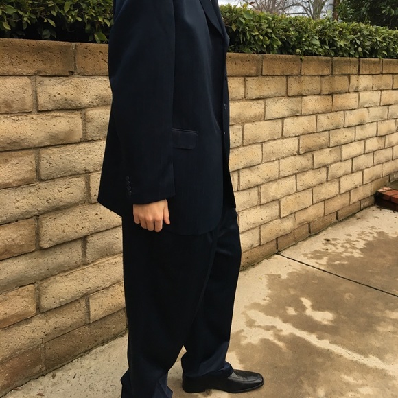 Suits - Picture 2 of 7