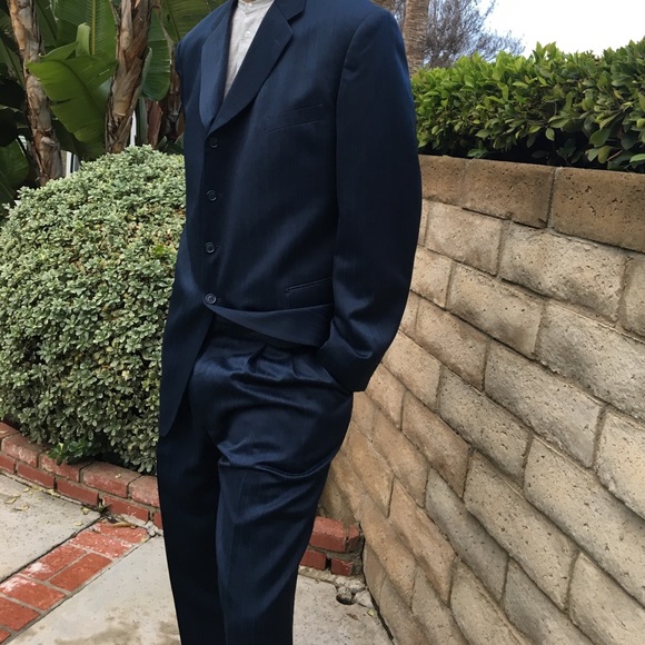 Suits - Picture 4 of 7