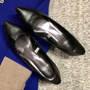 Black Pointed Toe Kitten Heel; Size 8