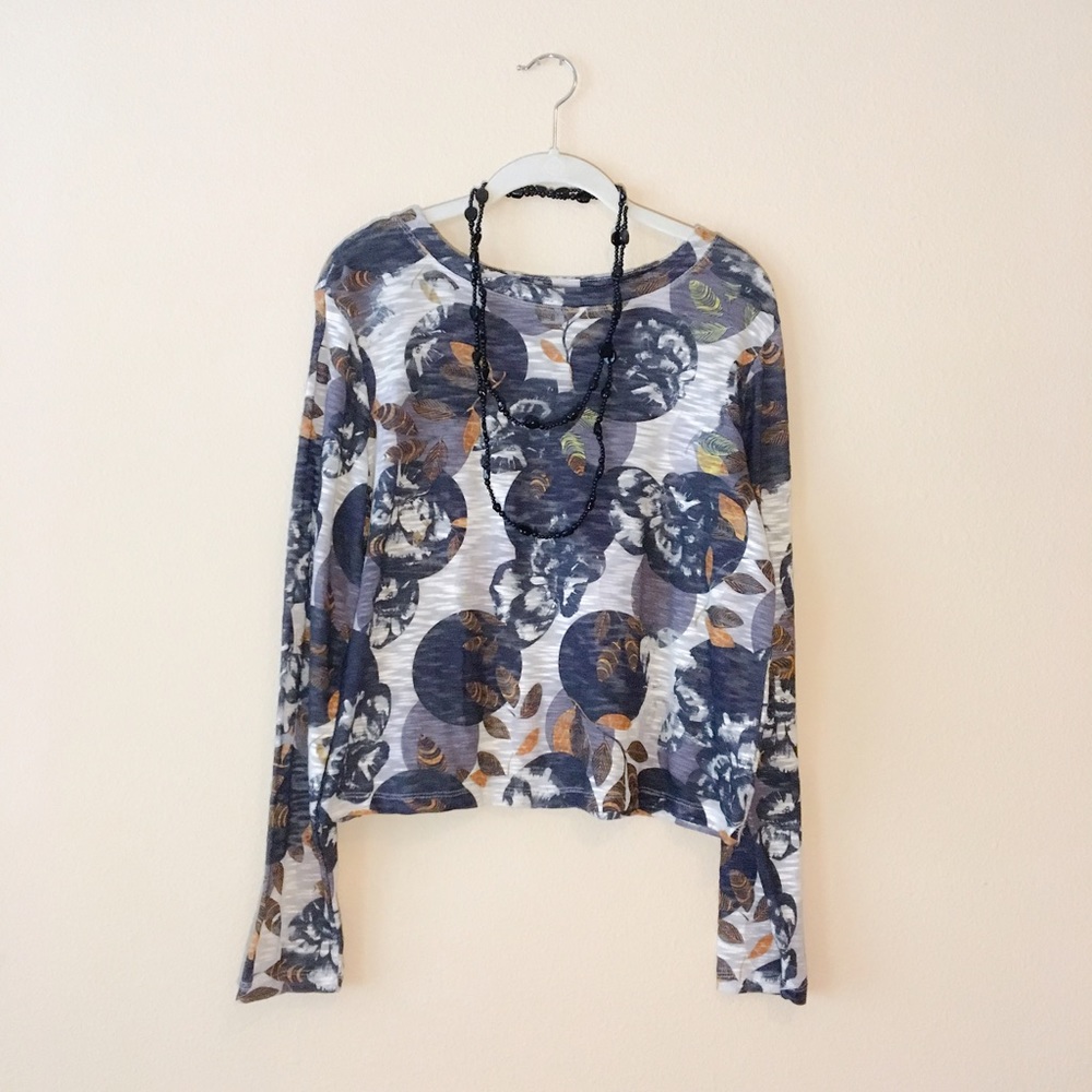 Feathers & Floral Patterned Sweater with Necklace