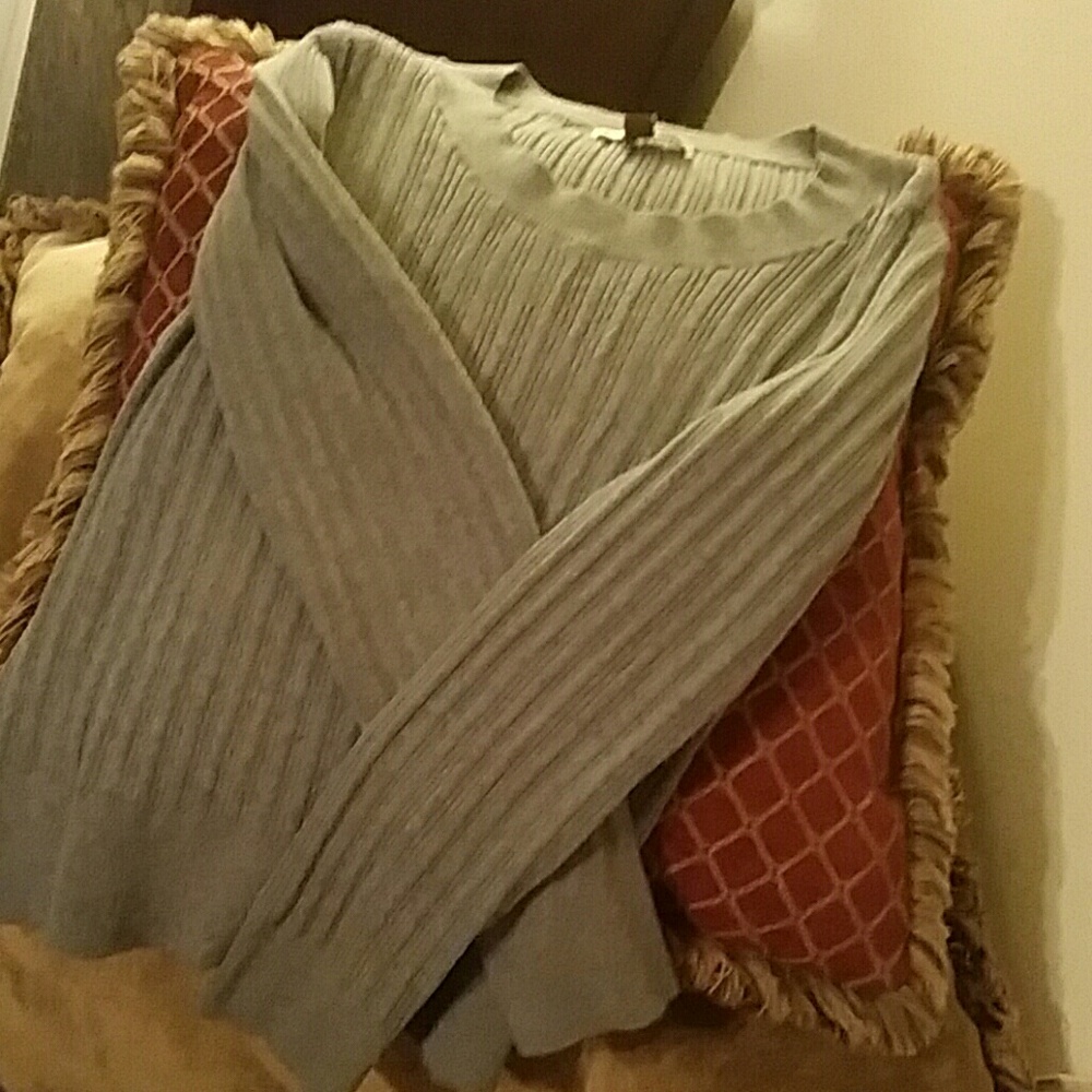 NWOT,  CLASSY GREY SWEATER DOLLS! 👄 😘