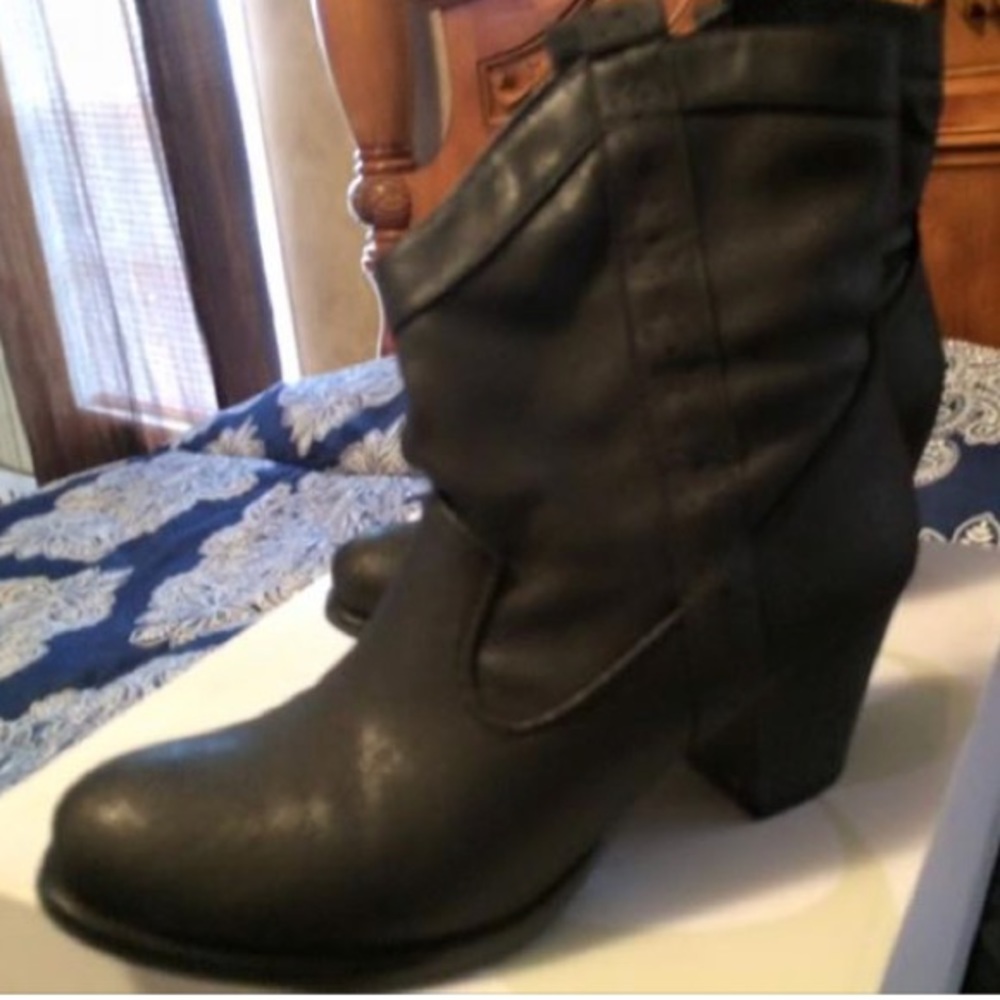 Black boots size 7