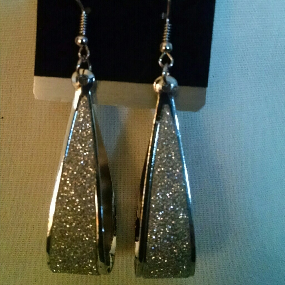 Beautiful silvertone dangle unique earrings - Picture 1 of 2