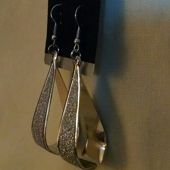 Beautiful silvertone dangle unique earrings - Picture 2 of 2