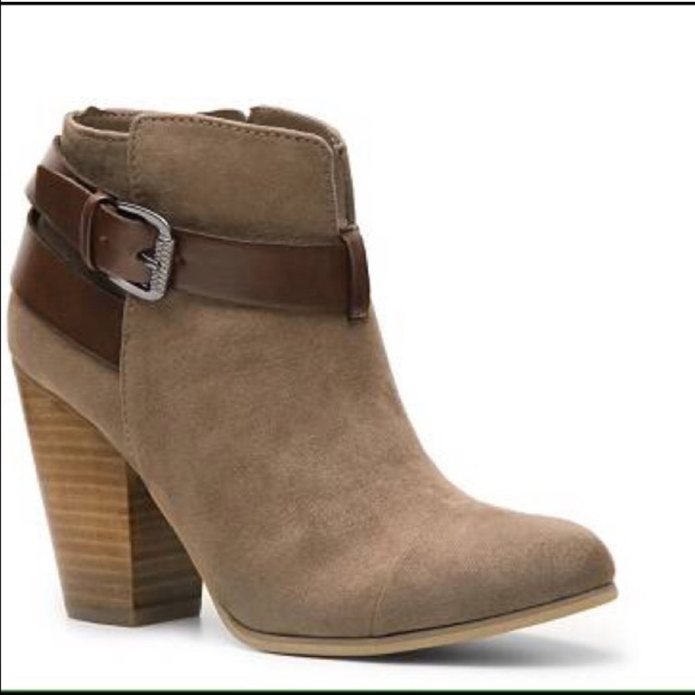 cute tan ankle booties ! gently worn