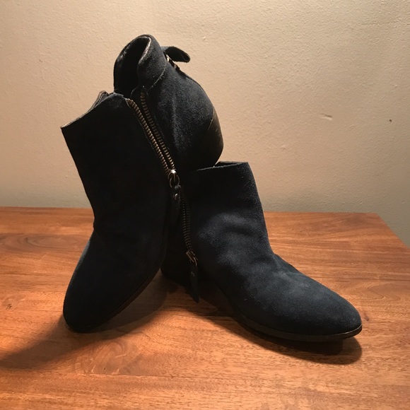 Suede Vince camuto booties - Picture 2 of 4