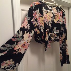 Tobi tie front, bell sleeve, crop top