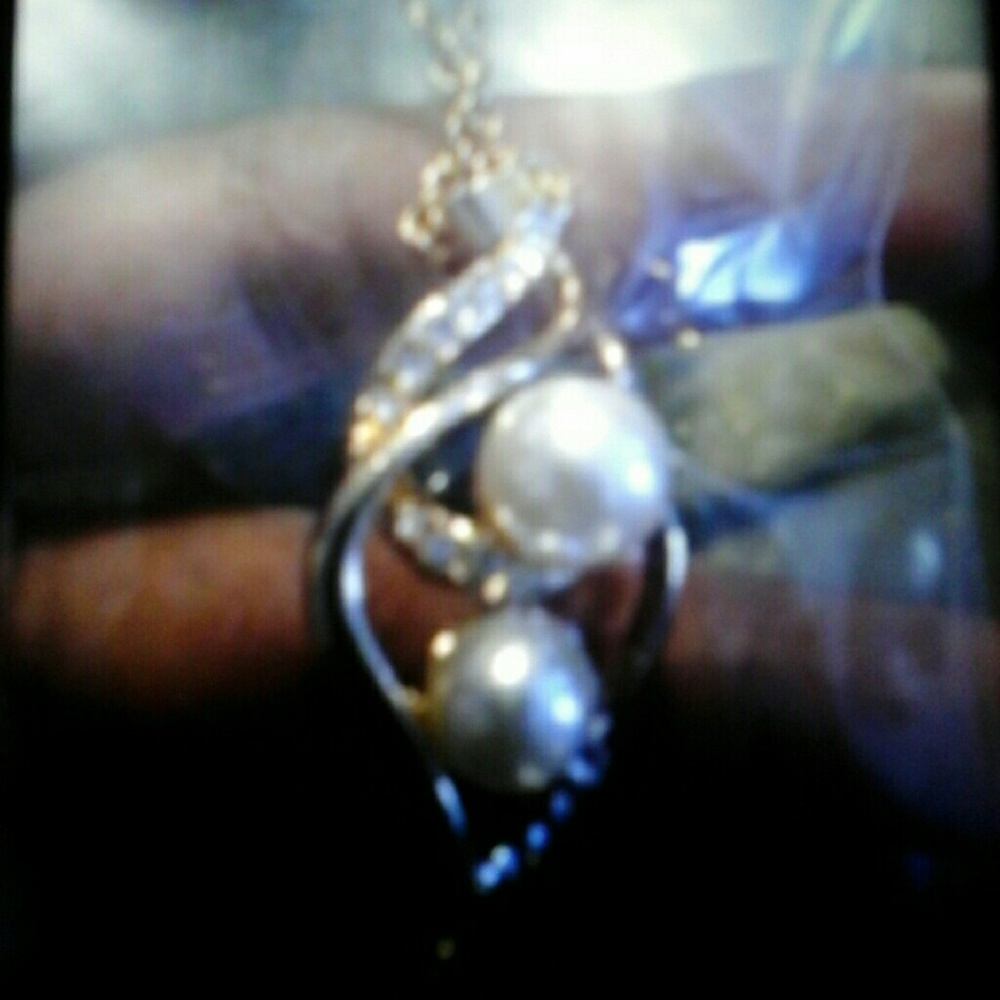 Necklase and earings with white pendant