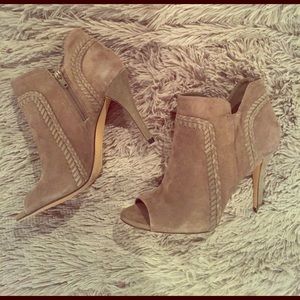 NWOT Vince Camuto heeled booties
