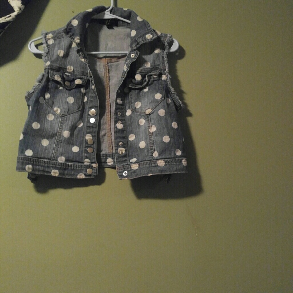 denim vest with polka dots??!! Yasssgirl slay