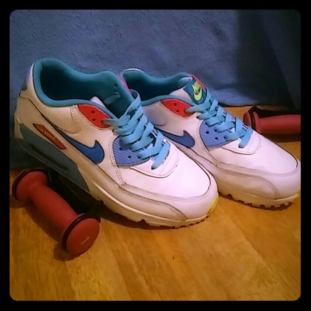 HUGE SALE!! ON AIR MAX RUNNING SHOES MUST GO