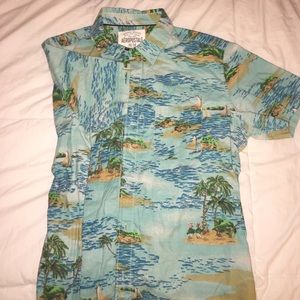 Men's Short sleeve. Button up. Great care.