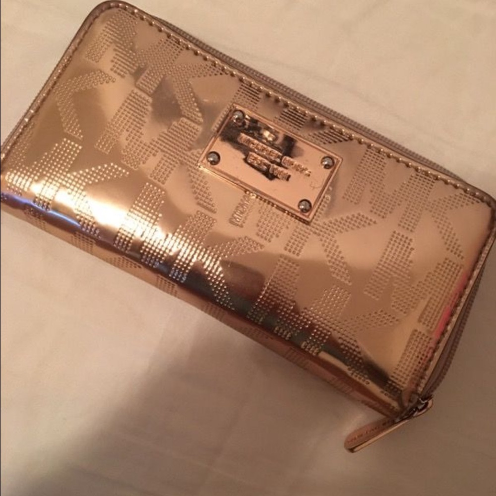 Micheal kors authentic wallet like new used twice