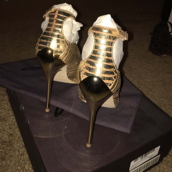 BRAND NEW NEVER WORN!!! B Brian Atwood Leida Pump - Picture 2 of 5