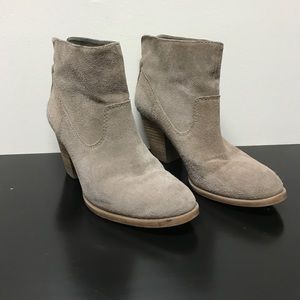 Nine West heeled bootie