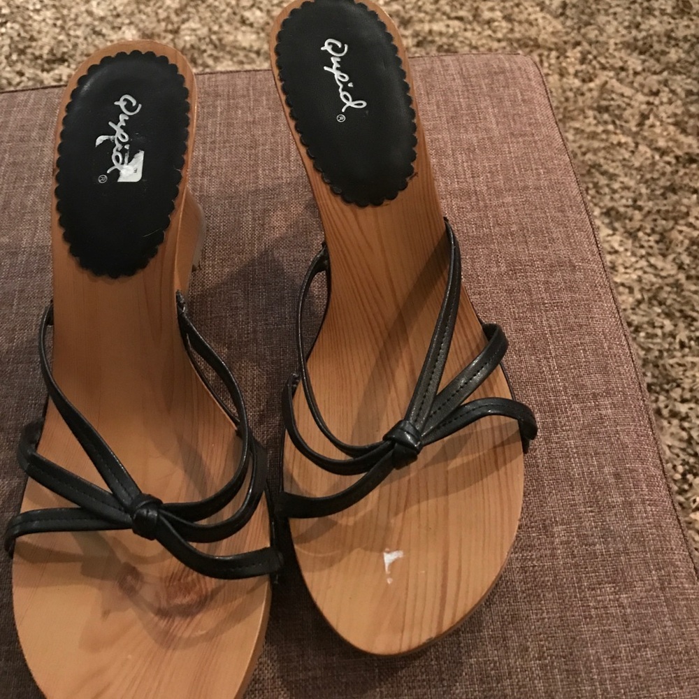 Quipid wooden soled shoes
