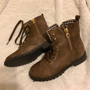Nina brown kids combat boots NWOT