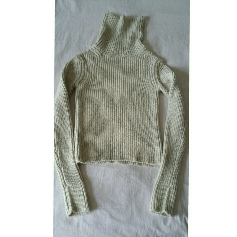Theory turtleneck cable sweater NWOT