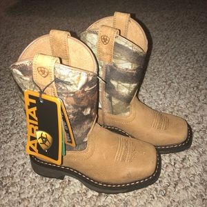 Boys size 9 Arita Camo Cowboy Boots.