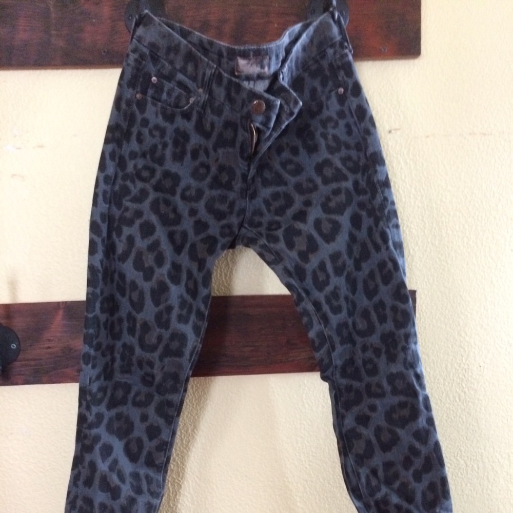 Mother the looker in Paw