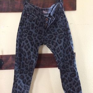 Mother the looker in Paw