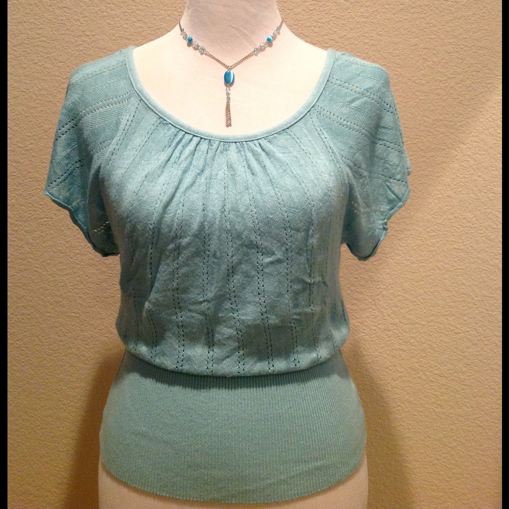 Flutter sleeve top and necklace