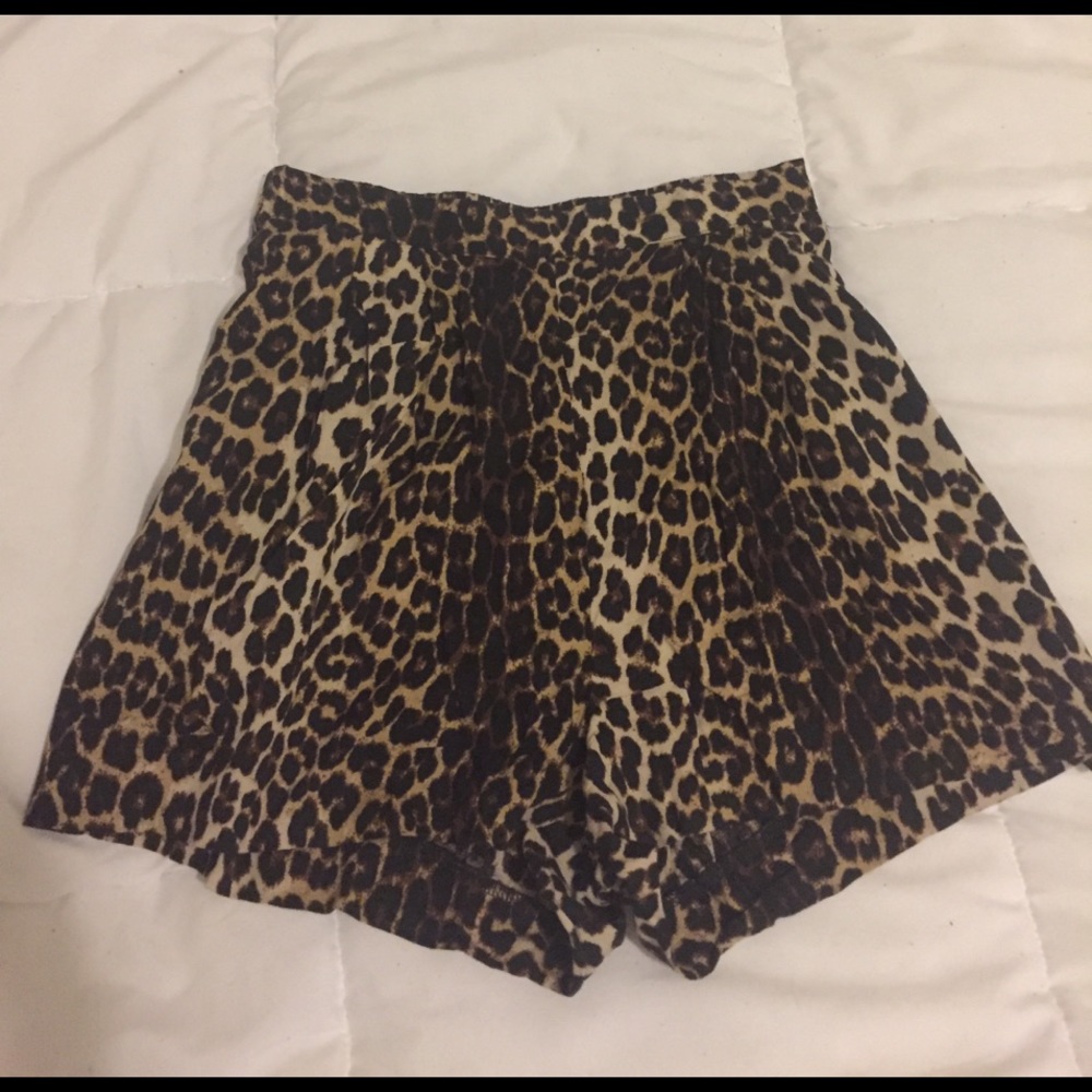 HIGH WAISTED LEOPARD PRINT SHORTS