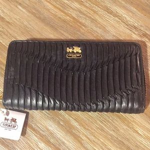 Authentic black Mad Gath Acc Zip wallet