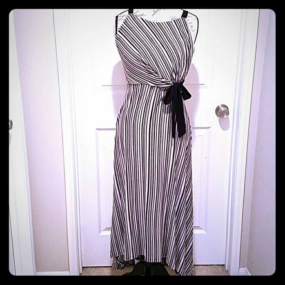 A Pea in a Pod Maternity Dress