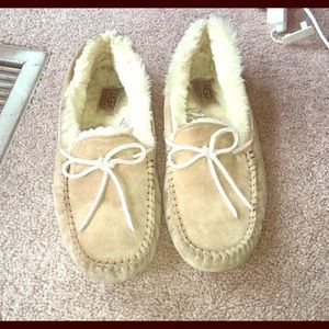 LIKE NEW UGG Slippers Size 8.5 😱😱