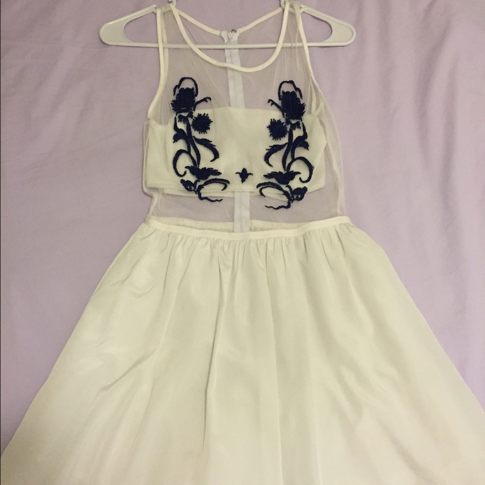 Akira Chicago Red Label white dress 💃🏻