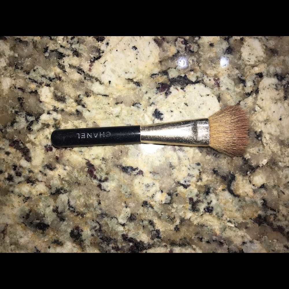 Chanel blush brush