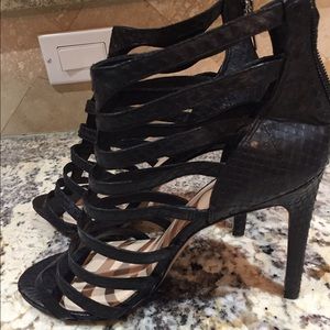 VINCE CAMUTP BLACK PUMPS