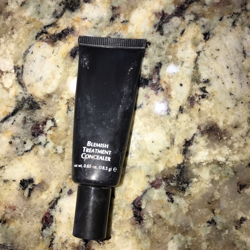 Blemish treatment concealer