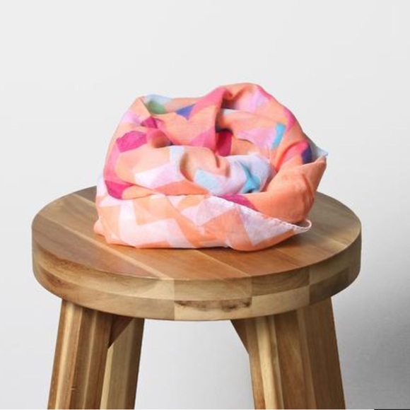 Ⓢⓤⓑⓜⓘⓣ ⓞⓕⓕⓔⓡ Peach Chevron Infinity Scarf💕 - Picture 3 of 5