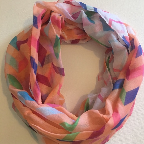 Ⓢⓤⓑⓜⓘⓣ ⓞⓕⓕⓔⓡ Peach Chevron Infinity Scarf💕 - Picture 2 of 5