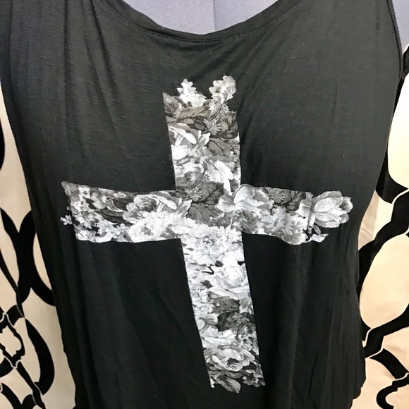 Torrid Floral And Cross Print High Low Top - Picture 2 of 4