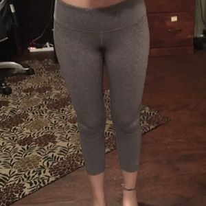 Light grey Lululemon cropped leggings