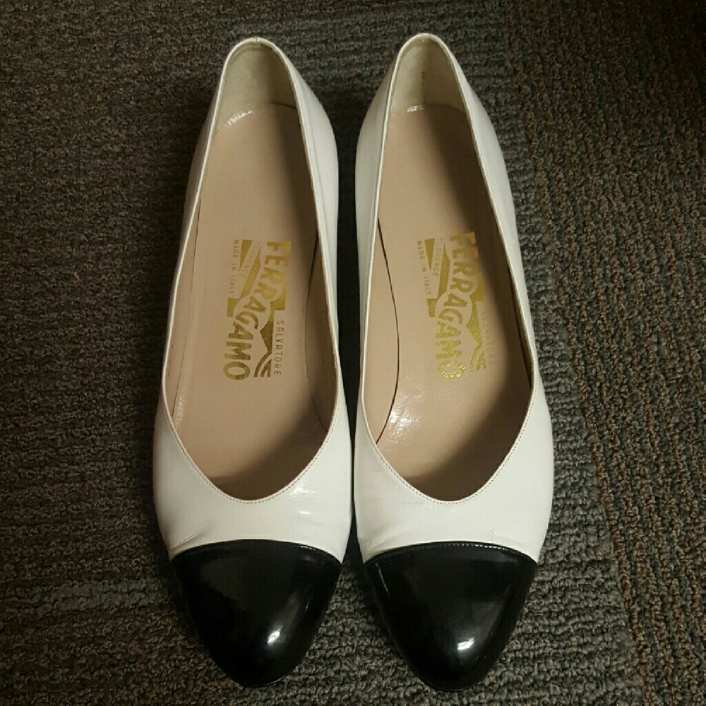 Salvatore Ferragamo flats like new