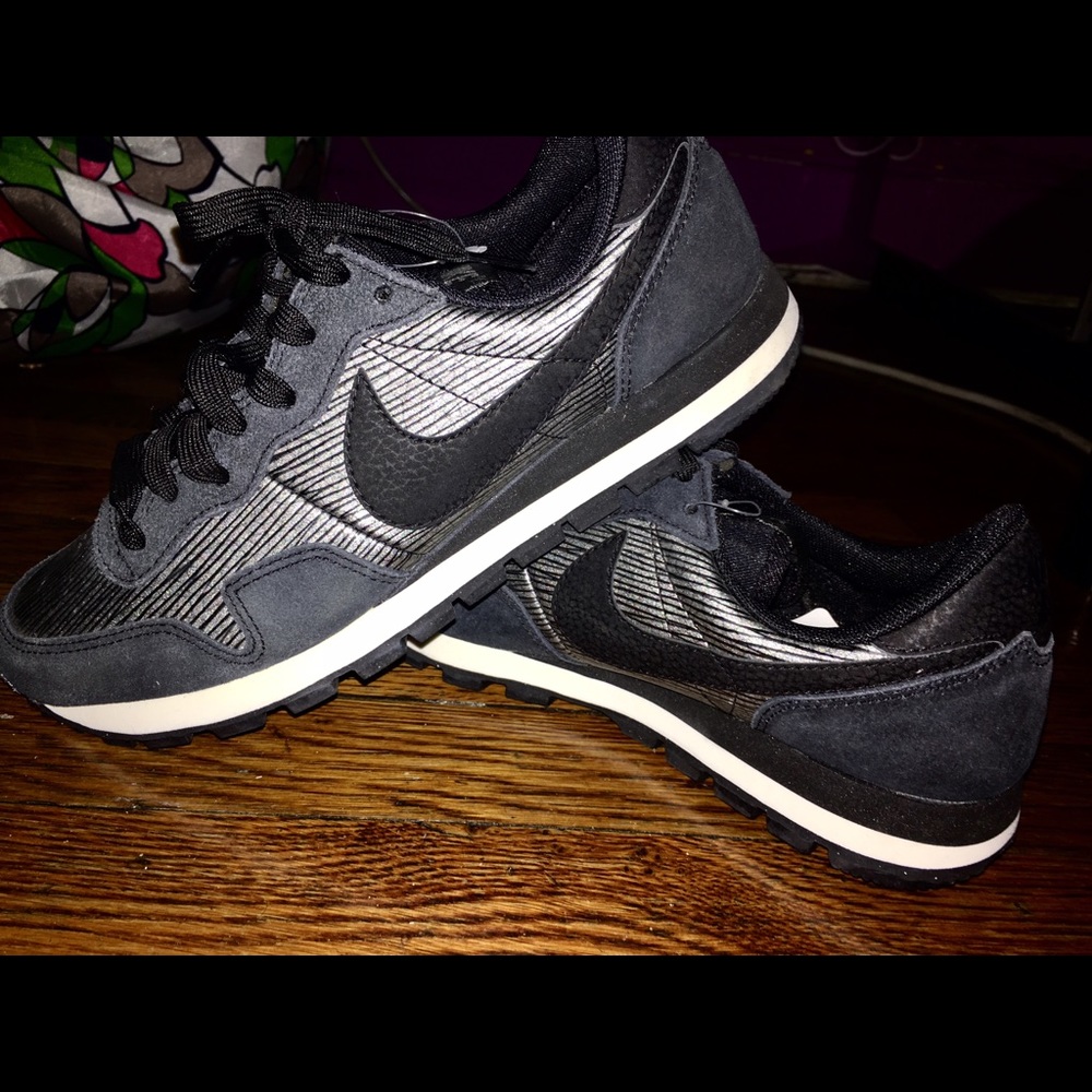 NIKE AIR SNEAKERS
